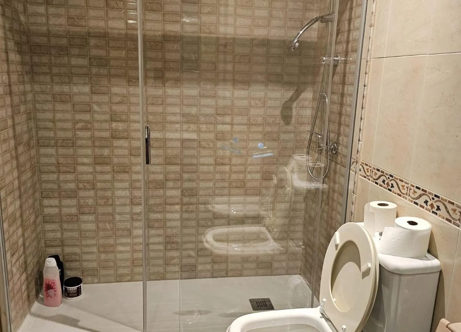 Preciosa Habitacion Centro Malaga Enfrente El Corte Ingles Estacion De Tren Y Metro La Mejor Zona De Malaga Casco Antiguo Δωμάτια σε οικογενειακή κατοικία