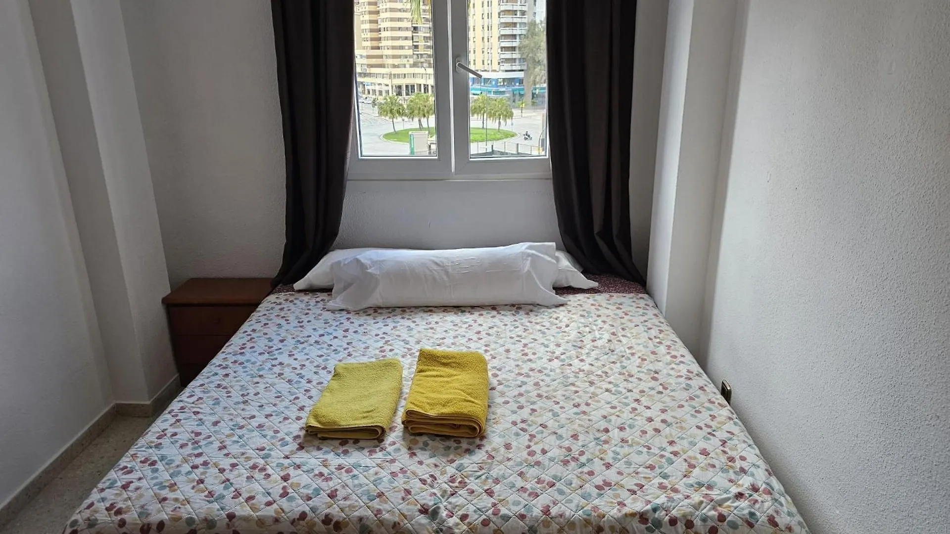 Preciosa Habitacion Centro Malaga Enfrente El Corte Ingles Estacion De Tren Y Metro La Mejor Zona De Malaga Casco Antiguo Δωμάτια σε οικογενειακή κατοικία